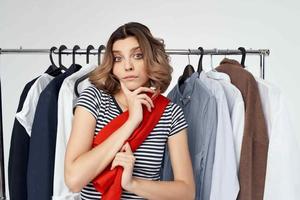 mulher tentando em uma vermelho camisa isolado fundo foto