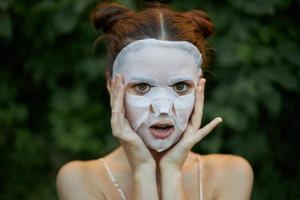 retrato do uma mulher branco mascarar, mascarar contra Preto pontos nu ombros foto