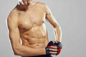 desportivo homem com bombeado acima corpo dentro boxe luvas exercite-se exercício foto