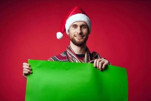 alegre homem dentro Novo anos roupas publicidade cópia de espaço vermelho fundo foto