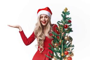 mulher vestido Como santa Natal árvore tradição feriado luz fundo foto