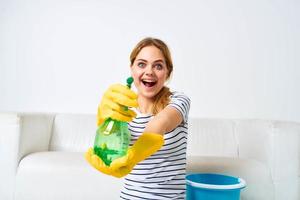 mulher com detergente dentro mãos tarefas domésticas interior higiene foto