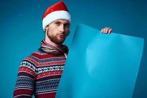 alegre homem dentro uma Natal azul brincar poster isolado fundo foto