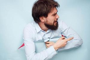 uma o negócio homem dentro uma camisa espreitadelas Fora a partir de atrás uma parede com emoções estresse trabalhos foto