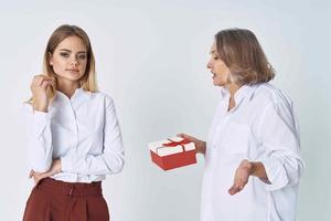 mãe e filha dentro branco camisas ficar de pé lado de lado emoção família amor foto