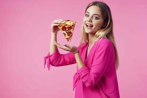 alegre Loiras com pizza dentro dela mãos lixo Comida lanche Rosa fundo foto