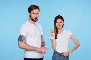 homem e mulher dentro branco Camisetas jovem casal conversando cortada Visão foto