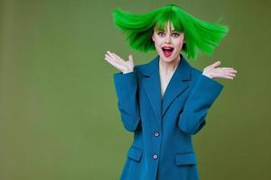 lindo elegante menina Diversão gesto mãos verde cabelo moda verde fundo inalterado foto