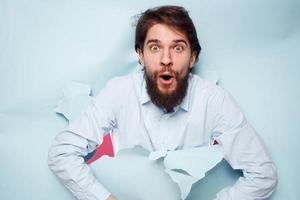 alegre homem dentro camisa estilo de vida cortada Visão do trabalhos escritório foto