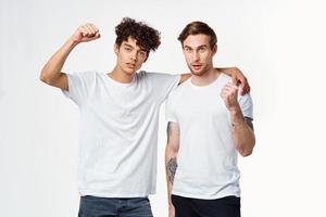 dois homens estão em pé Próximo para limpar \ limpo Camisetas emoções foto