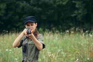 mulher soldado pistola barril vista Caçando estilo de vida verde folhas foto