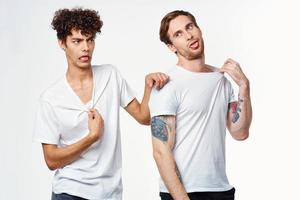 emocional homens dentro branco Camisetas palhaçadas Diversão isolado fundo foto