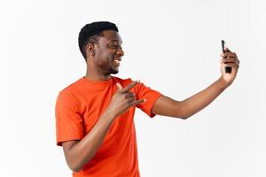 africano homem com Móvel telefone em luz fundo foto