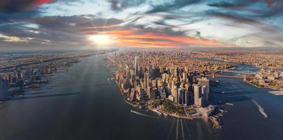 lindo pôr do sol sobre Manhattan ilha dentro Novo Iorque cidade. aéreo Novo Iorque Visão a partir de acima. foto