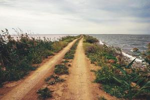 estrada para lugar algum - esvaziar areia cuspir estrada através sal lago foto