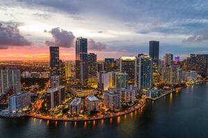 aéreo zangão foto do tijolo em a baía miami florida crepúsculo