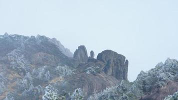 a lindo congeladas montanhas Visão coberto de a branco neve e gelo dentro inverno foto