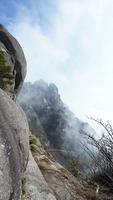 as belas paisagens das montanhas com a floresta verde e o penhasco rochoso em erupção como pano de fundo na zona rural da china foto