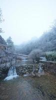 a lindo congeladas montanhas Visão coberto de a branco neve e gelo dentro inverno foto