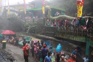 tegal, janeiro 2023. foto do ocupado visitantes relaxante e desfrutando a guci quente Primavera banho.