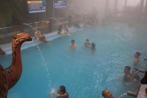 tegal, janeiro 2023. foto do ocupado visitantes relaxante e desfrutando a guci quente Primavera banho.