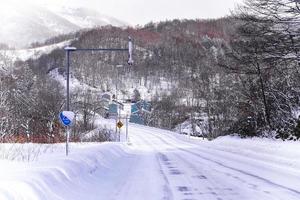 pó neve em uma estrada dentro sapporo, Hokkaido Japão foto