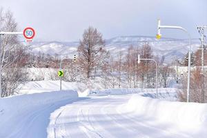 pó neve em uma estrada dentro sapporo, Hokkaido Japão foto
