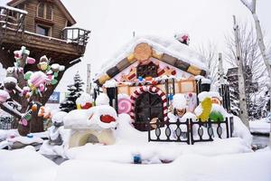 uma doce casa coberto com neve foto