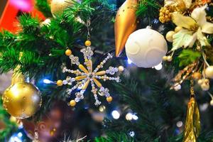 árvore de natal e decorações e luzes foto
