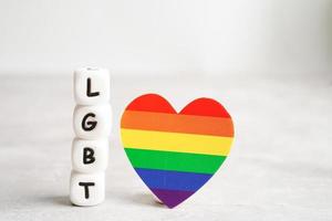 personagem de texto lgbt com coração de bandeira de arco-íris para símbolo do mês do orgulho lésbicas, gays, bissexuais, transgêneros, direitos humanos, tolerância e paz. foto