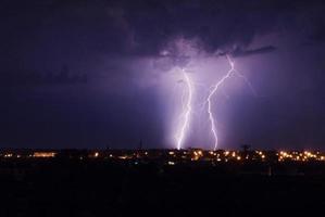 panorama com relâmpago às noite foto