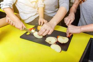 mãe e crianças cozinhando dentro cozinha e tendo Diversão foto