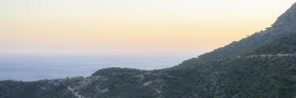 crepúsculo montanha paisagem com vista para o mar mediterrâneo foto