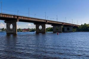 ponte em uma rio contra uma azul céu e nuvens foto