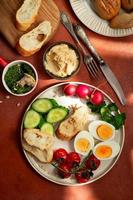 prato de café da manhã estilo mediterrâneo em fundo de terracota foto