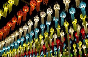 colorida suspensão lanternas iluminação em noite céu dentro loy Krathong festival às norte do Tailândia foto