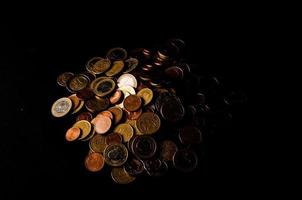 moedas em uma Preto fundo foto