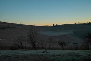 paisagens do a piemontês Langhe às alvorecer em uma inverno manhã dentro janeiro 2023 perto alba foto