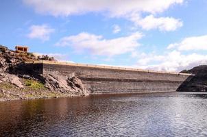 barragem dentro a montanhas foto