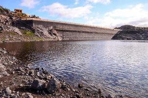 barragem dentro a montanhas foto