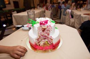 lindo cortar bolo em uma restaurante fundo. foto