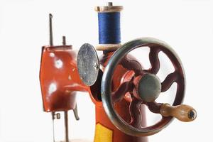 fragmento do uma retro de costura máquina com bobina. crianças soviético de costura máquina brinquedo. foto