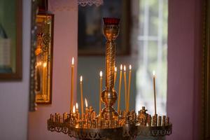 Igreja velas dentro uma ouro castiçal dentro a têmpora. foto