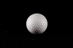 golfe bola isolado em Preto fundo foto