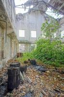 interior de uma casa abandonada foto