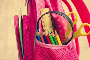 papelaria objetos. escola suprimentos estão dentro escola mochila. tonificado imagem. foto