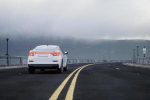 genérico e sem marca suv carro em a estrada com montanha, 3d render foto