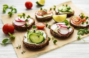 sanduíches com vegetais saudáveis e micro verdes foto