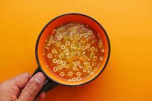 xícara de sopa instantânea em uma caneca na mesa foto