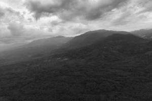 lindo manhã Visão Indonésia. panorama panorama arroz Campos com beleza cor e céu natural luz foto